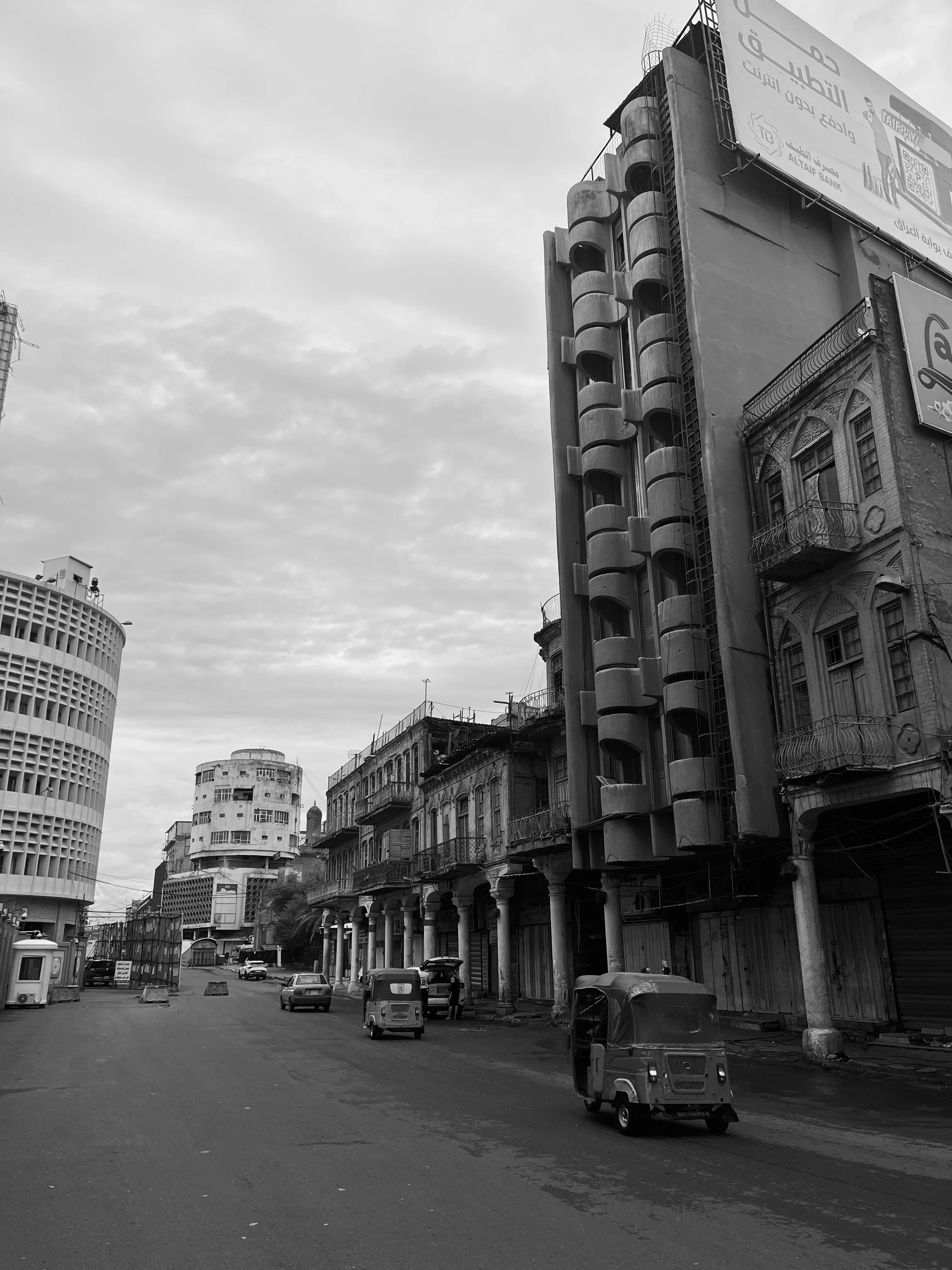 Black and white photo of Ar-Rasheed street in Baghdad