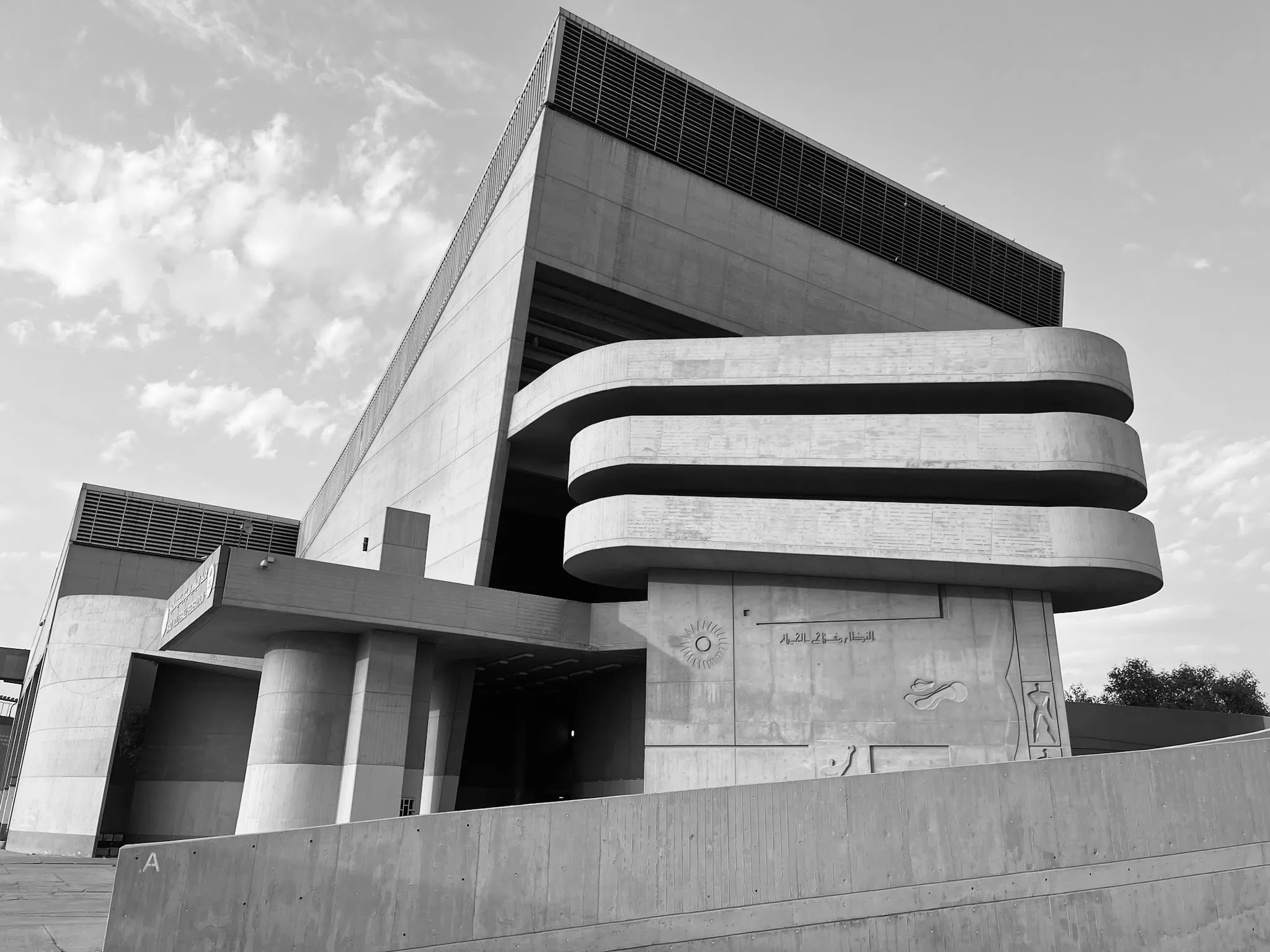 Black and white photo of Le Corbusier's Gymnasium in Baghdad